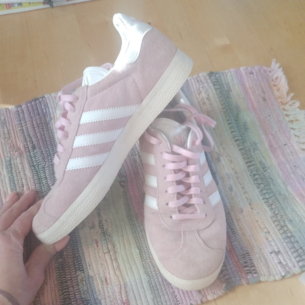 Baby pink 🩷 Adidas Gazelles 7.5